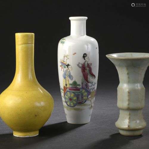 Trois petits vases en porcelaine polychrome, célad…