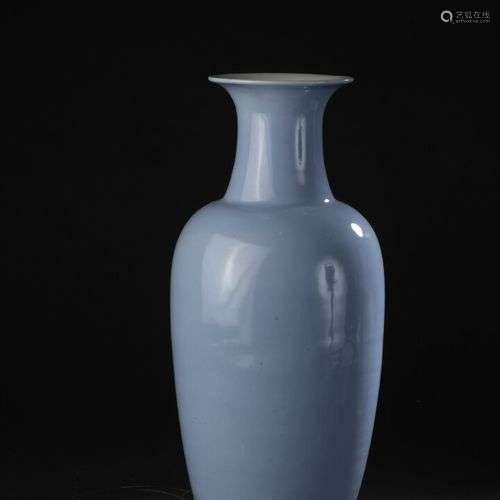 Vase en porcelaine monochrome bleu ciel Chine, XI…
