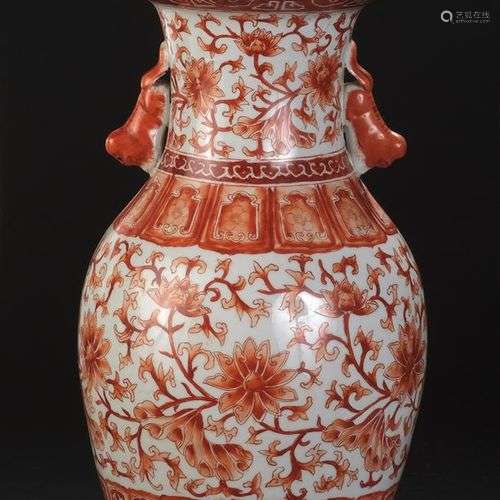 Vase en porcelaine rouge de fer Chine, début du X…