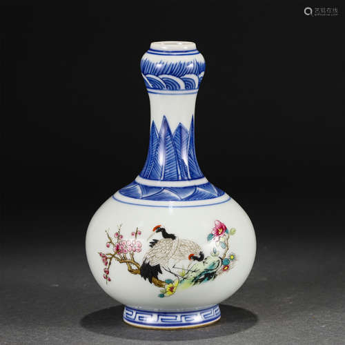 A Blue And White Wu-Cai Porcelain Vase