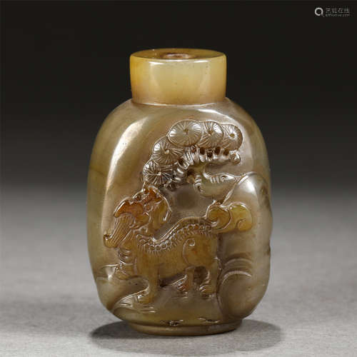 A Carved Agate Mythical Beast Snuff Bottle