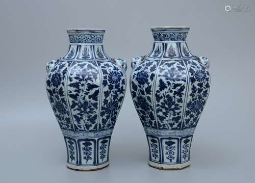 A Pair of Blue and White Jar with Floral Pattern