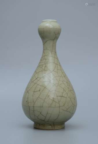 Qing Dynasty Garlic-head Vase with Ge-type Glaze