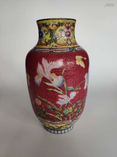 Qianlong Rouge Red Gilt Vase with Flowers Pattern