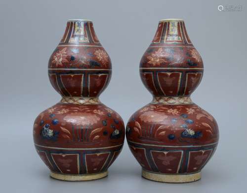 A Pair of Underglaze Gourd-shaped Bottle with Lotus