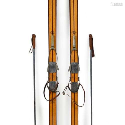 Paire de skis en bois d'hickory modèle Émile Allai…