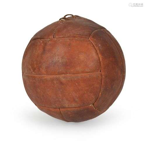 Ballon en cuir 12 panneaux à lacet. Vers 1930. Cou…