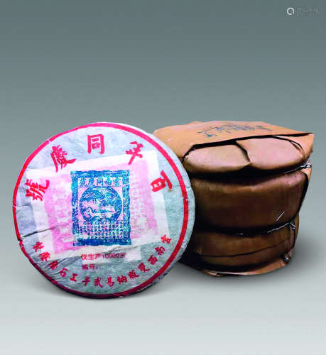 2002年 百年同庆号易武春尖贡茶限量版一筒七饼