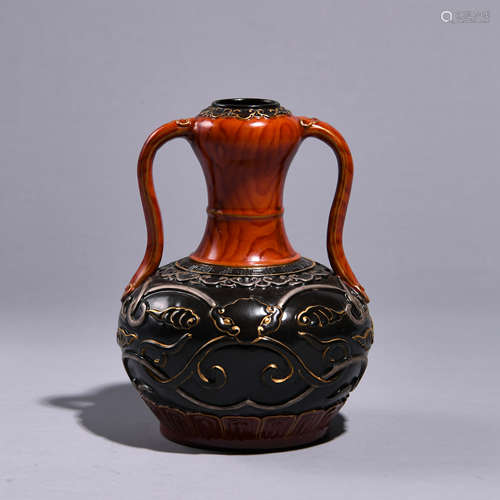 A WOOD PATTERNED GLAZED BOTTLE WITH DOUBLE EARS