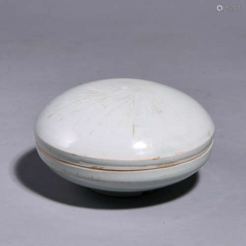 A WHITE GLAZED BOX WITH COVER