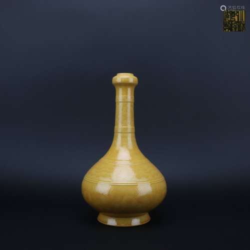 Yellow-glazed Garlic-head-shaped Vase