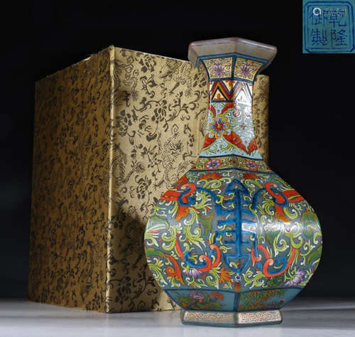 QIANLONGYUZHI MARK GLASS VASE WITH FLOWER PATTERN