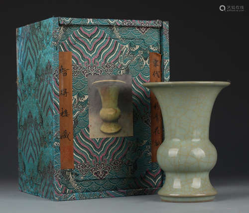 GUAN YAO GREEN GLAZE VASE