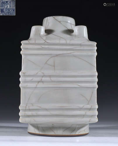 DAQINGQIANLONGNIANZHI MARK WHITE GLAZE VASE