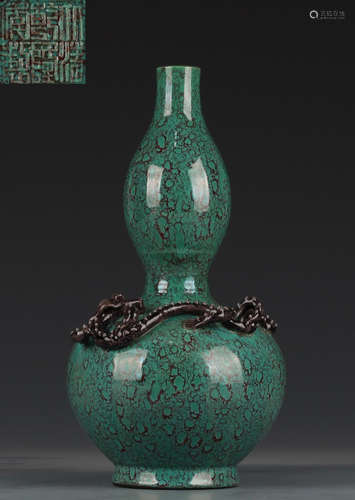 DAQINGQIANLONGNIANZHI MARK GREEN GLAZE VASE