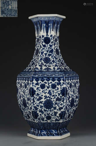 DAQINGQIANLONGNIANZHI MARK BLUE&WHITE GLAZE VASE