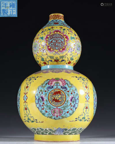 YONGZHENGNIANZHI MARK ENAMELED GLAZE VASE