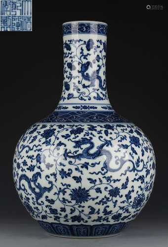 DAQINGQIANLONGNIANZHI MARK BLUE&WHITE GLAZE VASE