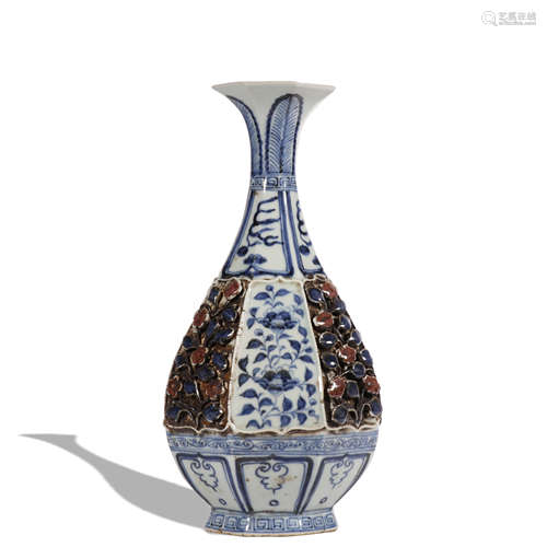 A blue and white 'floral' pear-shaped vase