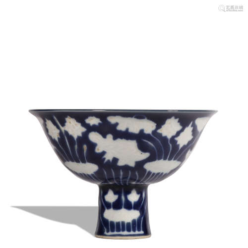 A blue and white 'fish' stem bowl