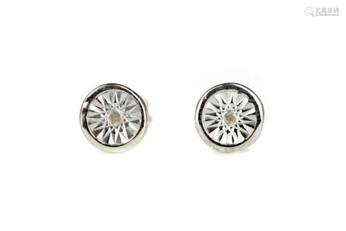 A PAIR OF DIAMOND STUD EARRINGS