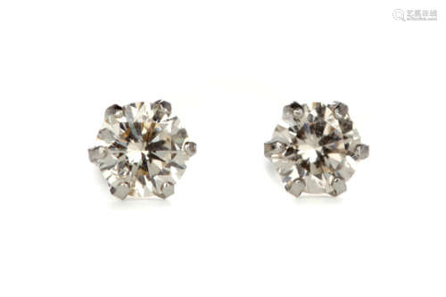 A PAIR OF DIAMOND STUD EARRINGS