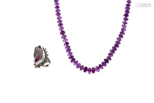 AN AMETHYST RING AND BEAD NECKLACE