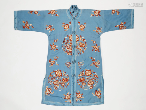 AN EMBROIDERED 'SATIN STITCH' SILK LADY'S ROBE