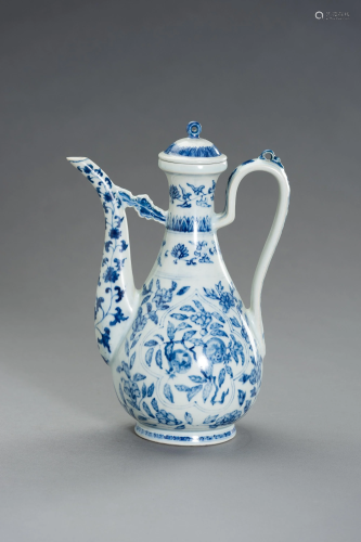 A FINE BLUE AND WHITE PORCLEAIN EWER