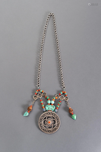 A TIBETAN CHINESE NECKLACE