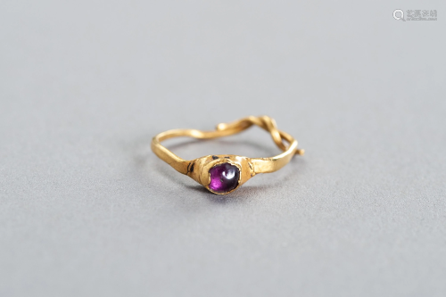 A CHAM GOLD RING WITH GEMSTONE