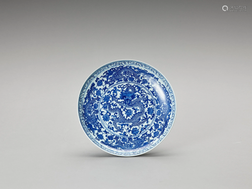 A BLUE AND WHITE PORCELAIN 'DRAGON' PLATE