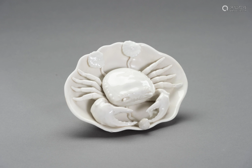 AN ATTRACTIVE DEHUA PORCELAN OBJECT WITH CRAB