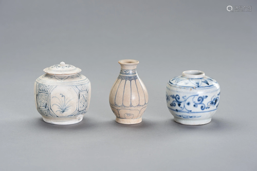 THREE BLUE AND WHITE PORCELAIN 'SHIPWRECK' WARES