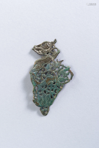 A CHINESE BRONZE ORNAMENT, TANG TO LIAO