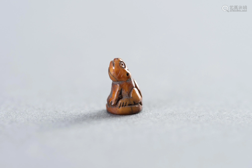 A MINIATURE TOOTH TIGER AMULET