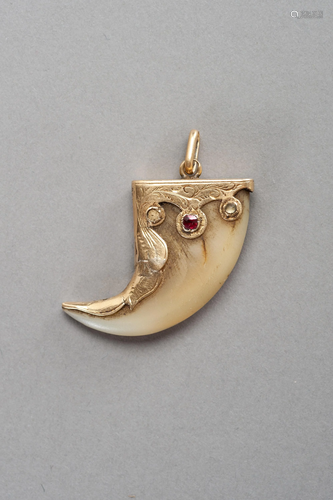 A GOLD AND GEMSTONE SET TIGER CLAW PENDANT