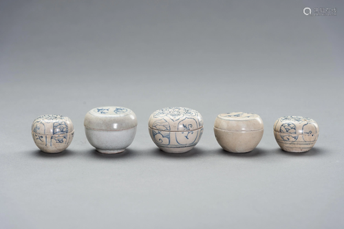 5 BLUE AND WHITE PORCELAIN 'SHIPWRECK' BOXES