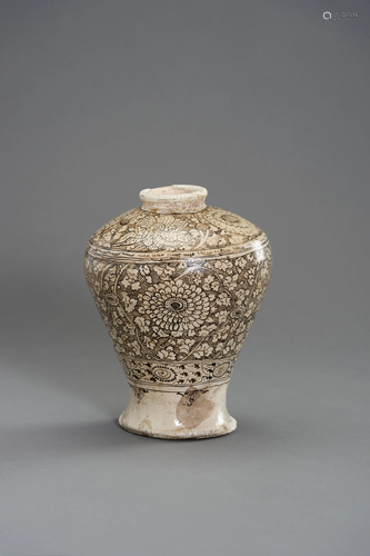 A CIZHOU 'FLORAL' BALUSTER VASE