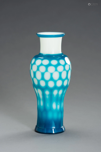 A FACETED BLUE OVERLAY PEKING GLASS VASE