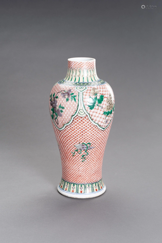 AN EXTREMELY FINE WUCAI ENAMELED PORCELAIN VASE