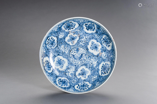 A BLUE & WHITE PORCELAIN 'PHOENIX' CHARGER, MING