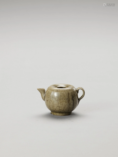 A SMALL CELADON CRACKLE-GLAZED EWER