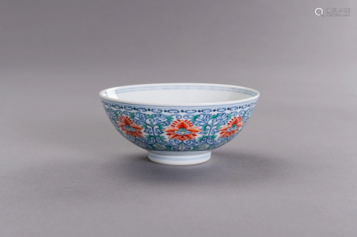 A DOUCAI ENAMELED PORCELAIN 'FLORAL' BOWL