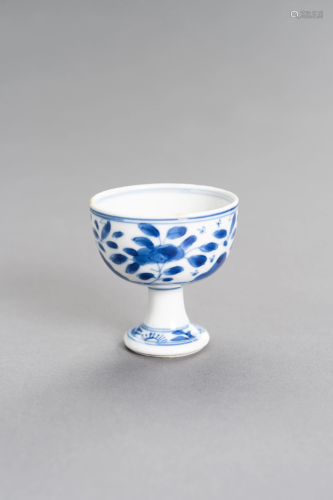A BLUE AND WHITE PORCELAIN 'FLORAL' STEM CUP