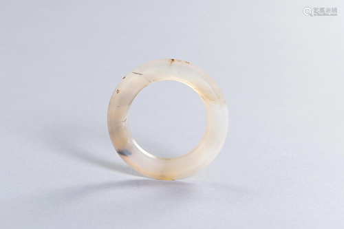 A FINE CHINESE AGATE RING