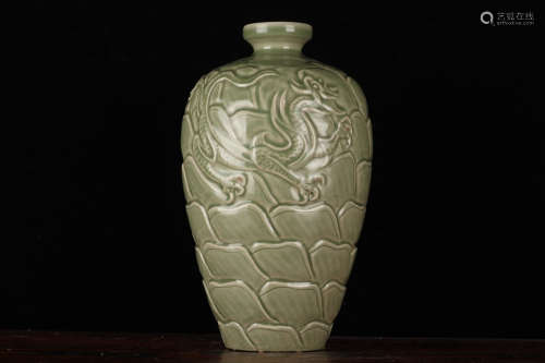 越窑秘色瓷刻花海水龙纹瓶