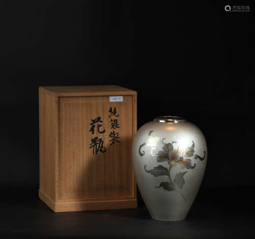 昭和时期  纯银花卉纹花瓶（带原木盒）
