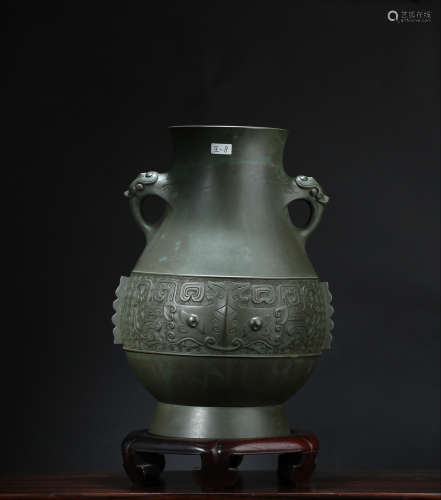 昭和时期  精铜铸浮雕饕餮纹双狮耳花瓶