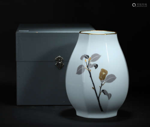 大仓陶园作 白釉添彩描金绘花卉纹八棱花瓶（带礼盒）